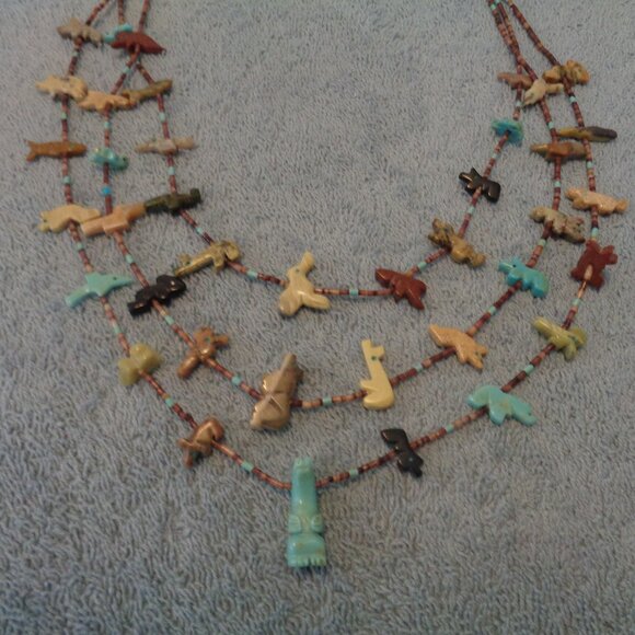 ZUNI VINTAGE TRIPLE STRANDS HAND CARVED ANIMAL FETISH NECKLACE - Picture 4 of 12